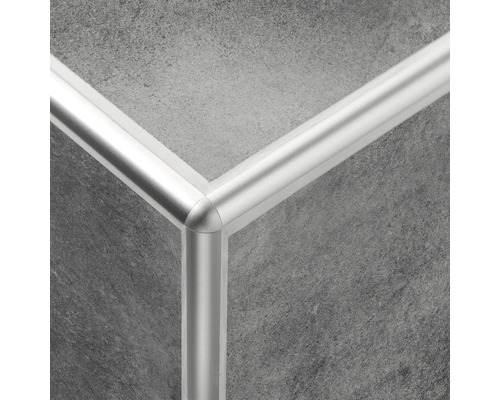 Gros plan d''un profilé de carreleur en métal sur un mur carrelé