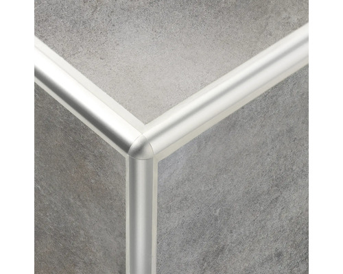 Gros plan d''un coin de carrelage avec profilé de carrelage