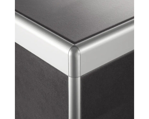 Detailaufnahme einer Ecke mit einem silberfarbenen Kantenschutzprofil.