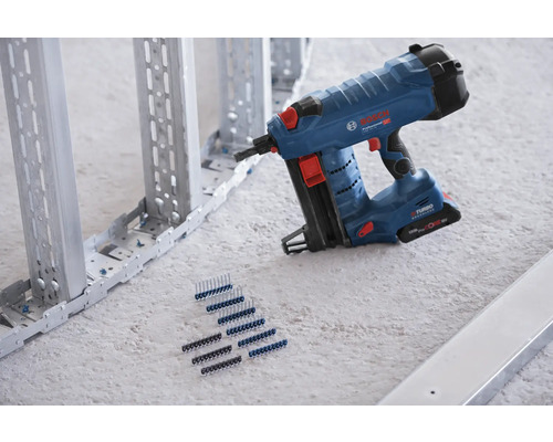 Akku-Nagelpistole mit Befestigungselementen und Metallständerwerk