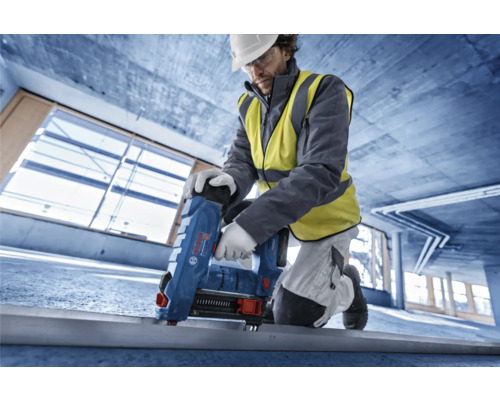 Handwerker befestigt Leiste mit einem Bolzenschussgerät von Bosch