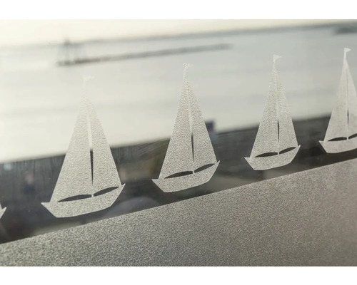 Glas mit Segelbootmuster