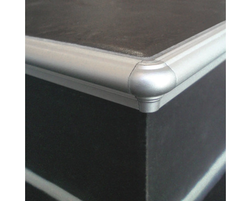 Coin d''une caisse de transport avec profilé en aluminium