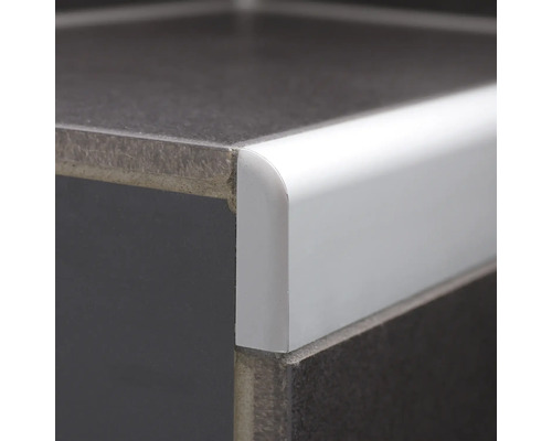 Detailansicht einer Treppenkante mit Fliesenschiene