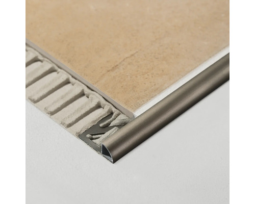 Profilé de carreaux en métal avec carreau