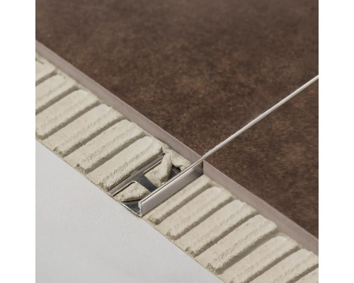 Profilé de carreaux métallique entre deux carreaux