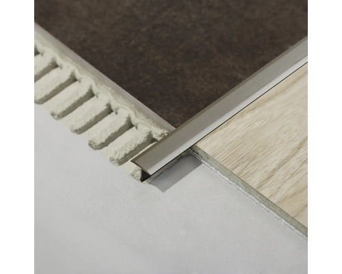 Installierte Bodenprofile zwischen zwei verschiedenen Bodenbelägen