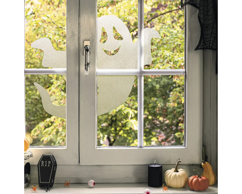Dekoriertes Fenster mit Halloween-Motiven, darunter Geister, Kürbisse und Spinnen