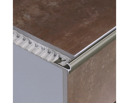 Profilé de finition de carreaux métallique sur un angle carrelé