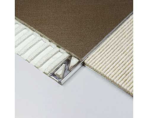 Bodenbelagsprofil aus Metall zwischen zwei Bodenbelägen