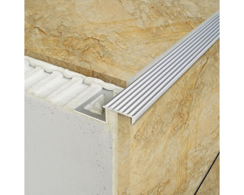 Profil d''arête d''escalier en métal avec surface rainurée