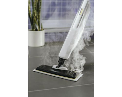 Nettoyeur vapeur en cours d''utilisation sur des carreaux