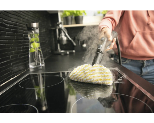 Nettoyeur vapeur en cours d''utilisation sur une plaque de cuisson