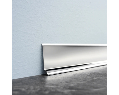 Plinthe en métal devant un mur et un sol