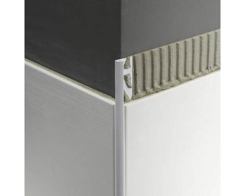 Detailaufnahme einer Ecke mit Fliesenschiene