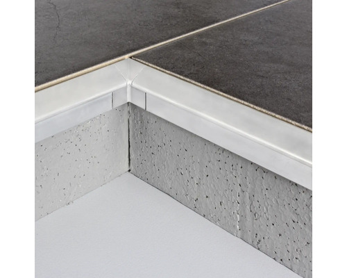 Keramikfliesen mit Abschlussprofil an der Kante