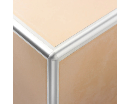 Profilé d''angle en aluminium sur un bord de carreau