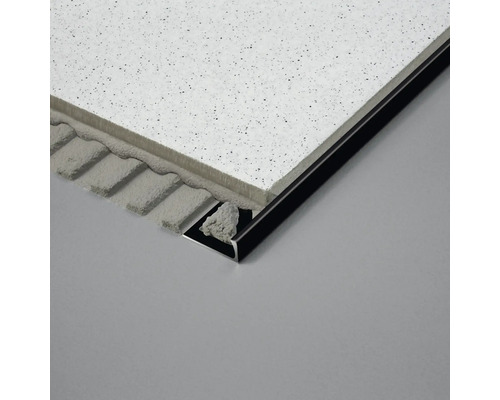 Fliesenprofil aus Aluminium an einer gefliesten Ecke