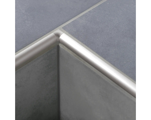 Gros plan d''un coin de carrelage avec une barre de seuil