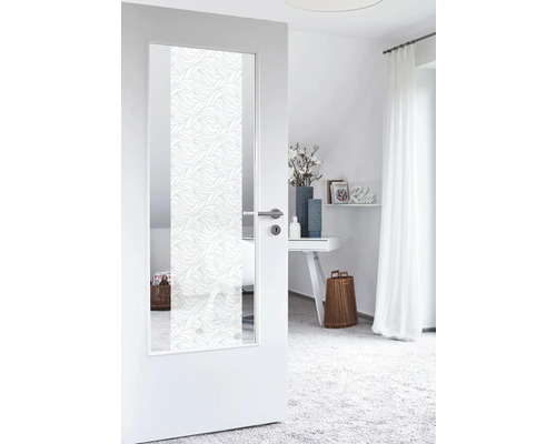 Innenraumansicht mit weisser Tür mit Glaseinsatz und Wellenmuster