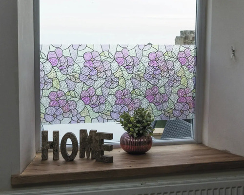 Fenster mit dekorativer Blumenfolie für Sichtschutz