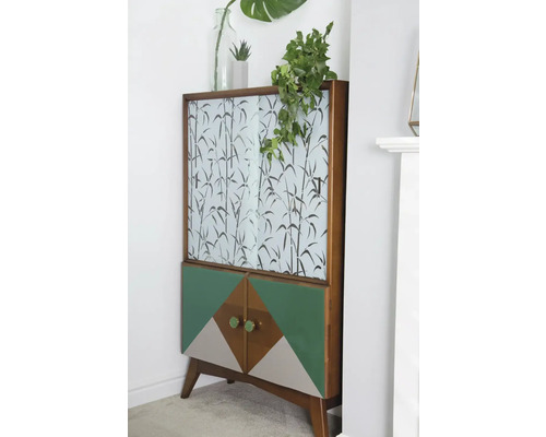 Armoire décorative avec motif de bambou et formes géométriques colorées