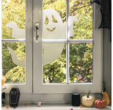 Szene mit Fensterdekoration für Halloween mit Geistern, Kürbissen und Grabstein