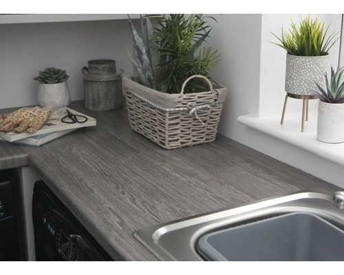 Plan de travail aspect bois, décoration et évier