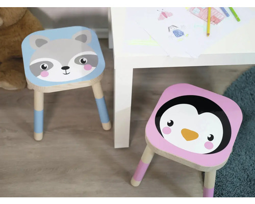 Deux tabourets pour enfants avec des motifs d''animaux à côté d''une table