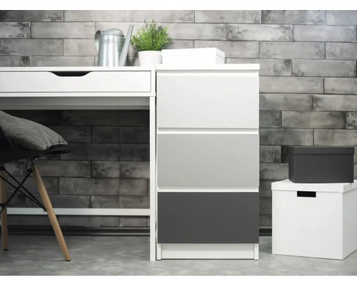 Bureau avec élément à tiroirs dans une pièce