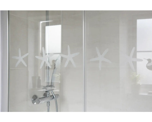 Cabine de douche avec motifs d''étoiles de mer et robinetterie de douche