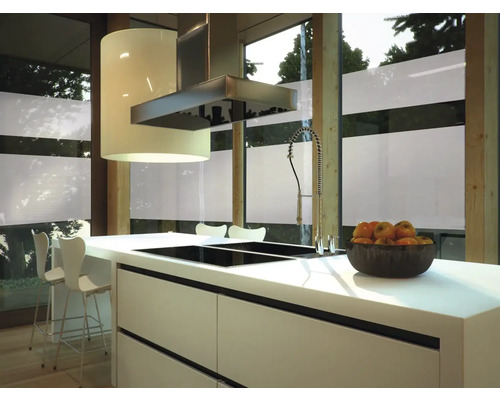 Cuisine moderne avec îlot de cuisine, hotte aspirante et grande fenêtre