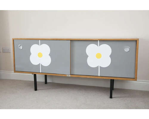 Buffet avec décor floral et portes coulissantes