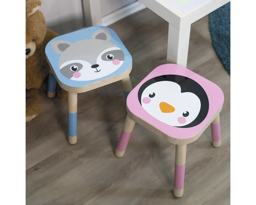 Deux tabourets pour enfants avec des motifs d''animaux : raton laveur et pingouin.