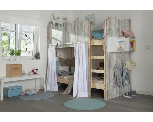 Kinderzimmer mit Hochbett, Tisch und Dekoration