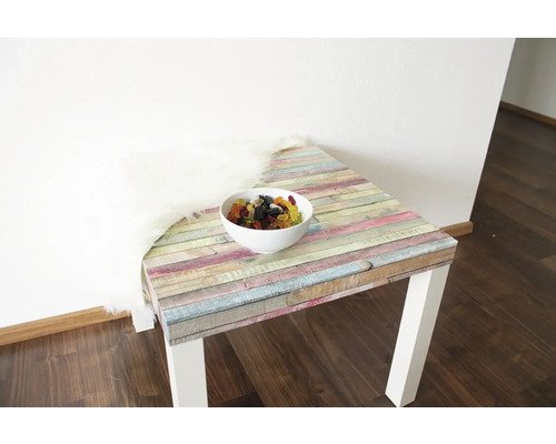 Tisch mit Holzoptik und Süssigkeitenschale