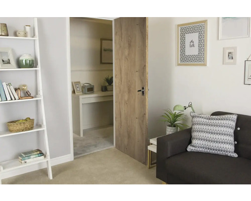 Intérieur avec une porte en bois et un bureau adjacent.