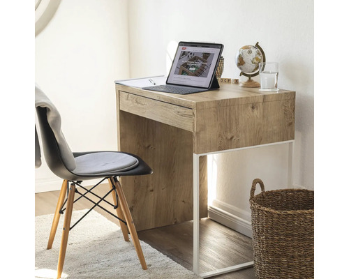 Espace de travail lumineux avec bureau, chaise et éléments décoratifs pour un environnement productif