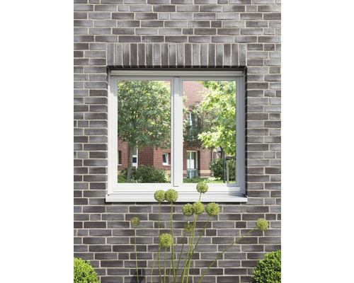 Fenêtre dans un mur de briques avec vue sur la verdure