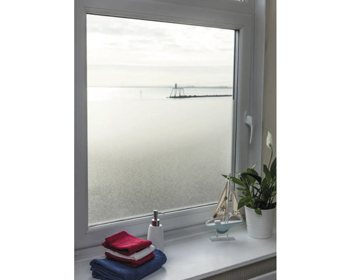 Blick durch ein Fenster mit Milchglasfolie auf das Meer