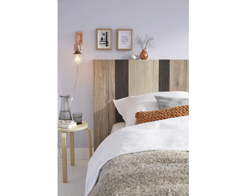 Chambre à coucher avec tête de lit en bois, lampe et table d''appoint