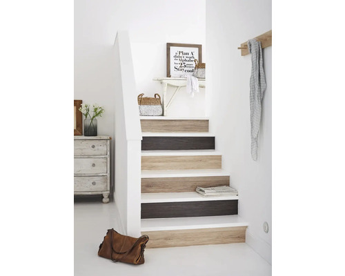 Cage d''escalier avec marches d''escalier aspect bois, commode, sac et décoration