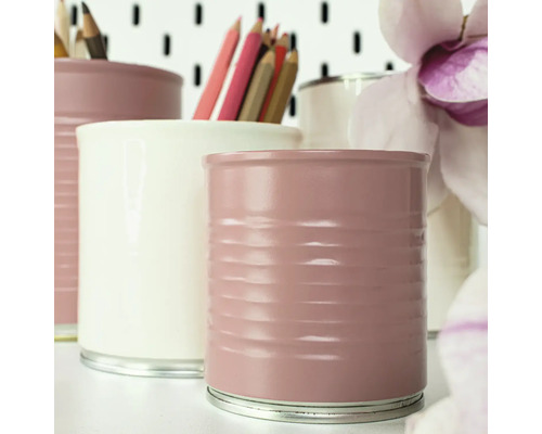 Dekorative Stifthalter aus Metall auf einem Schreibtisch