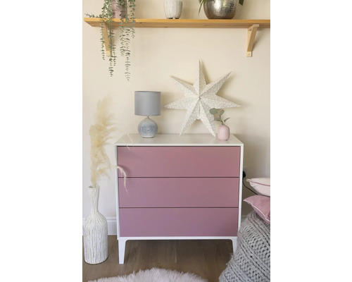 Kommode mit drei Schubladen, Lampe und Dekoration in einem hellen Raum