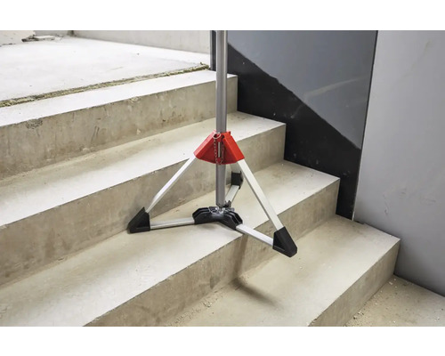 Teleskopstütze auf einer Treppe