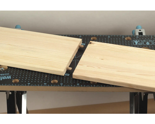 Planche en bois avec chevilles pour assemblage sur un établi