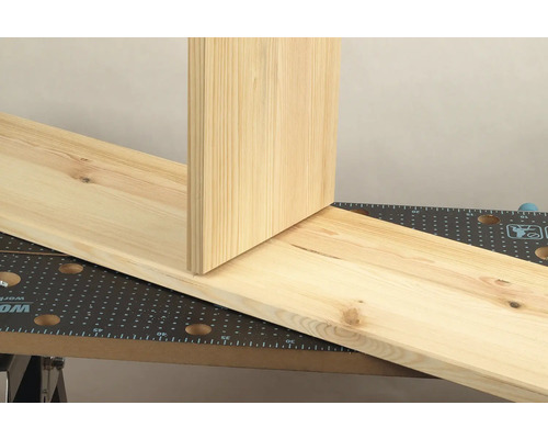 Deux planches en bois sur un établi