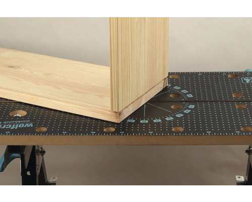 Établi avec pièce à travailler en bois pour usinage