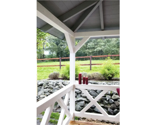 Vue détaillée d''un pavillon de jardin en bois avec balustrade, jardin de rocaille et paysage