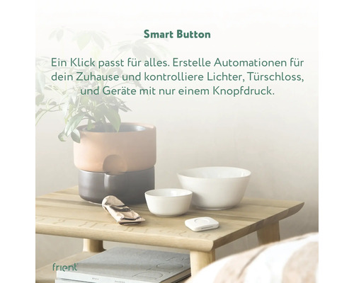 Scène avec un bouton intelligent sur une table de chevet